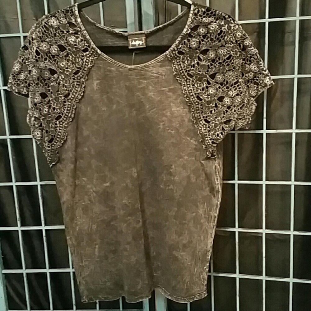 Buckle top